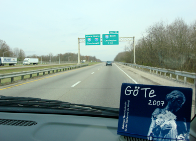 Heimreise: Vorne rechts der Göttinger Terminkalender im Hintergrund der Highway