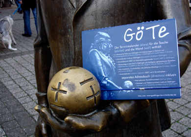 Eine Lichtenbergstatue hält den Göttinger Terminkalender in der Hand