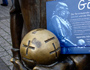Eine Lichtenbergstatue hält den Göttinger Terminkalender in der Hand