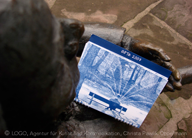 Eine Lichtenbergstatue hält den Göttinger Terminkalender in der Hand