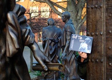 Vorne der Göttinger Terminkalender im Hintergrund befinden sich 2 Statuen