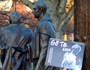 Vorne der Göttinger Terminkalender im Hintergrund befinden sich 2 Statuen