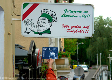 italienisches Restaurantschild und der Göttinger Terminkalender